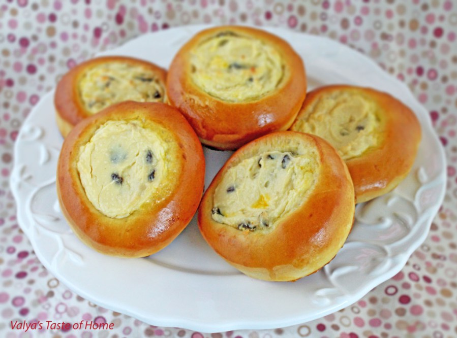 Sweet Buns with Cheese and Raisins